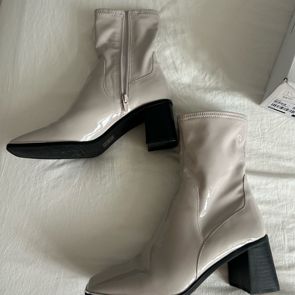 Elegant Cream Ankle Boots - Picture 4 of 9
